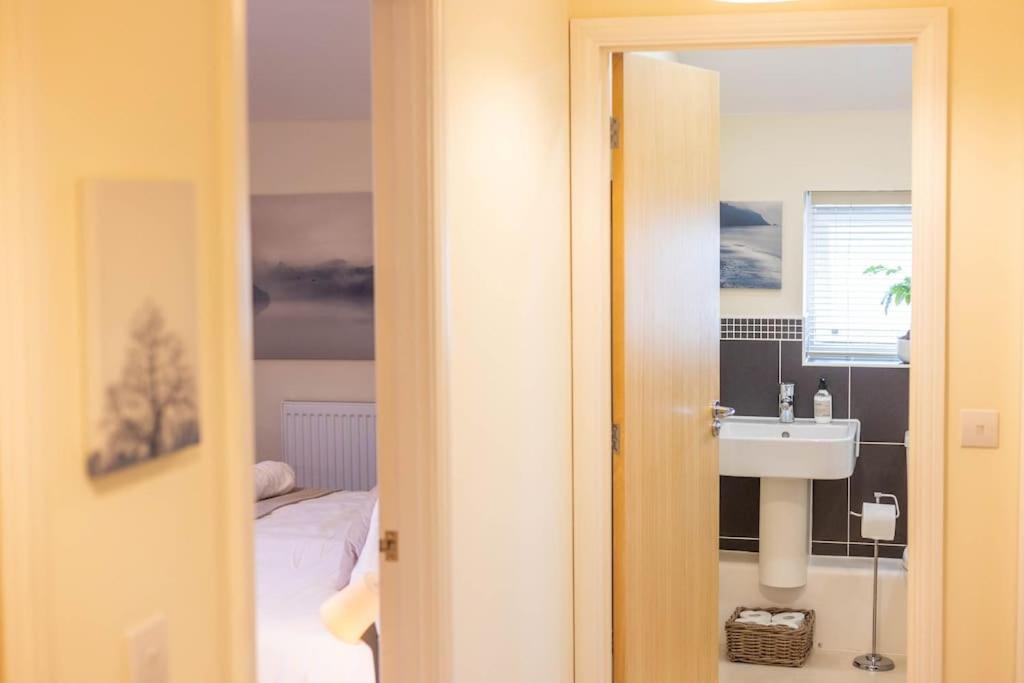 The Wellness Lodge- Gym, Table Tennis, Cinema, Parking And More! Bath Extérieur photo