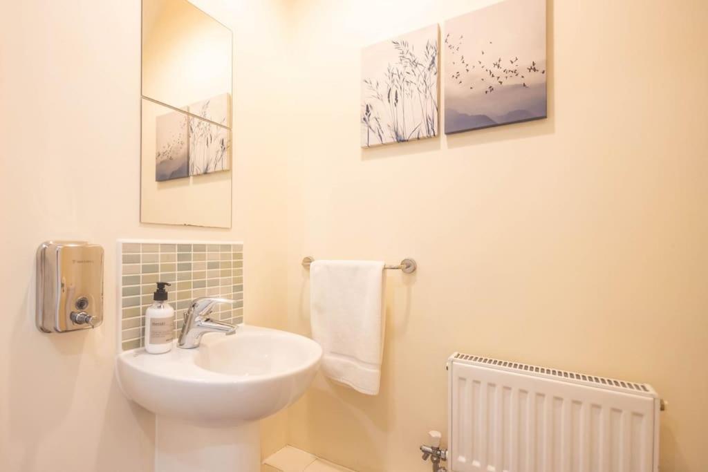 The Wellness Lodge- Gym, Table Tennis, Cinema, Parking And More! Bath Extérieur photo