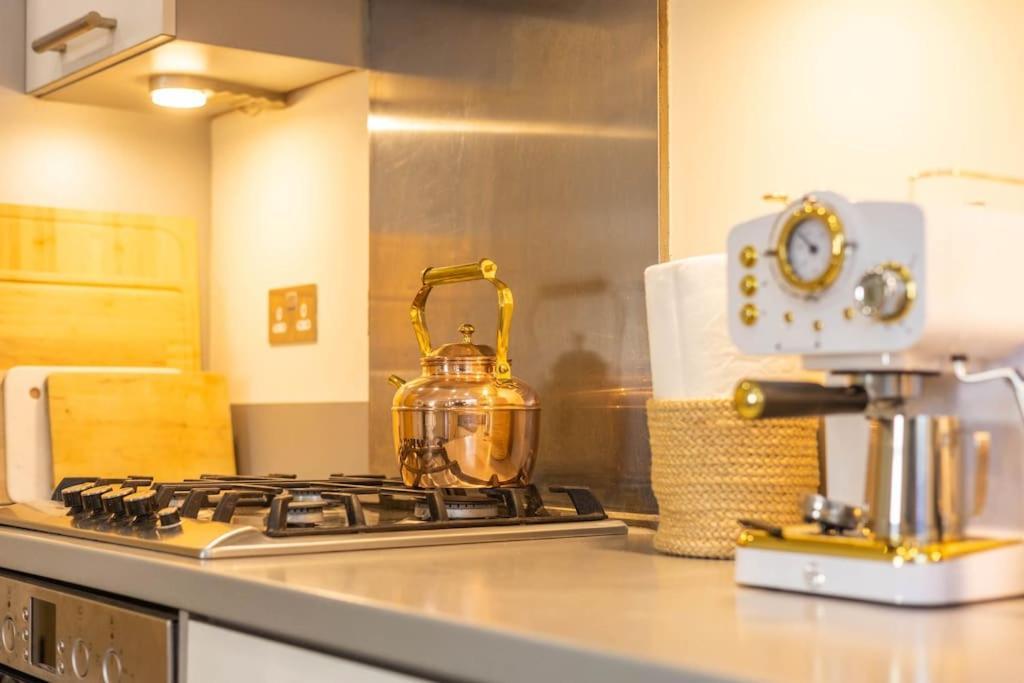 The Wellness Lodge- Gym, Table Tennis, Cinema, Parking And More! Bath Extérieur photo