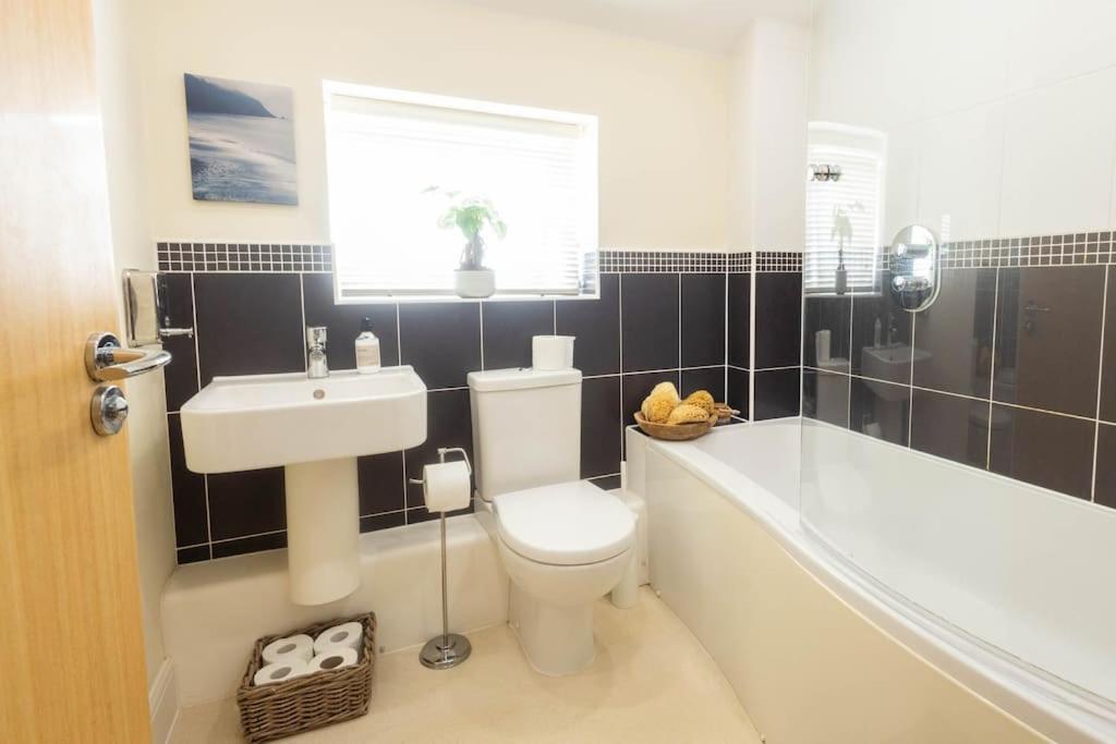 The Wellness Lodge- Gym, Table Tennis, Cinema, Parking And More! Bath Extérieur photo