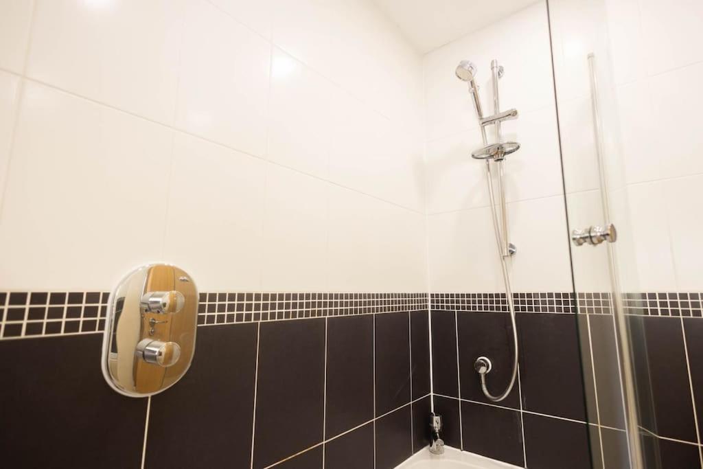 The Wellness Lodge- Gym, Table Tennis, Cinema, Parking And More! Bath Extérieur photo