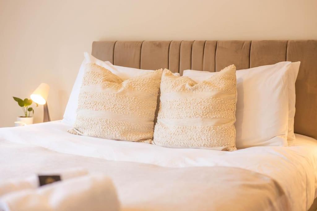 The Wellness Lodge- Gym, Table Tennis, Cinema, Parking And More! Bath Extérieur photo