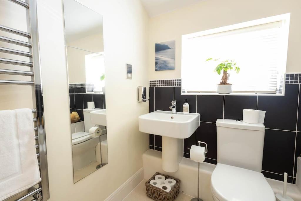 The Wellness Lodge- Gym, Table Tennis, Cinema, Parking And More! Bath Extérieur photo