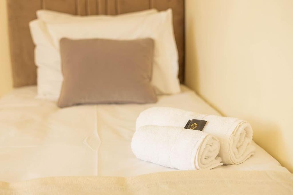 The Wellness Lodge- Gym, Table Tennis, Cinema, Parking And More! Bath Extérieur photo