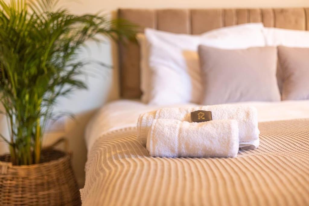 The Wellness Lodge- Gym, Table Tennis, Cinema, Parking And More! Bath Extérieur photo